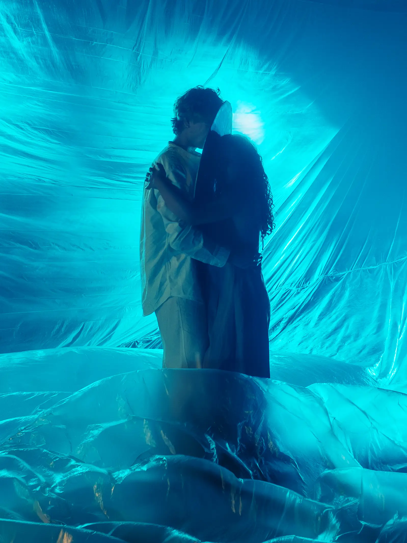 Beim Stück „The Waves“ wird der Zuschauerraum in ein Meer aus Licht und Farben verwandelt.“