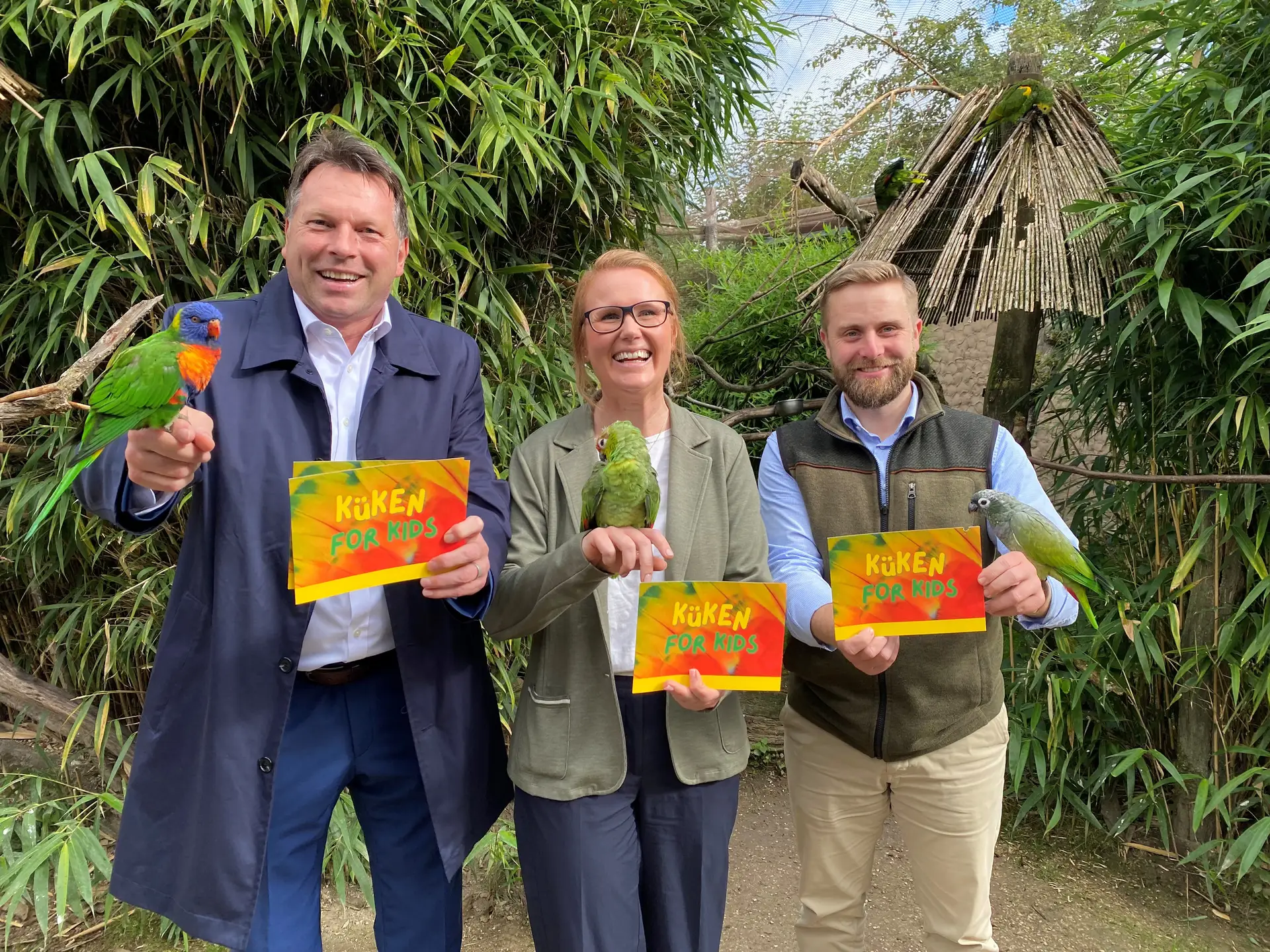 Drei Personen posieren nebeneinander: Bürgermeister Frank Hilker, Vogelpark-Chef Marc-Philip Eckstein und Jennifer Sonneborn (Leiterin des Fachbereichs für Jugend, Schule und Sport der Stadt Detmold).
