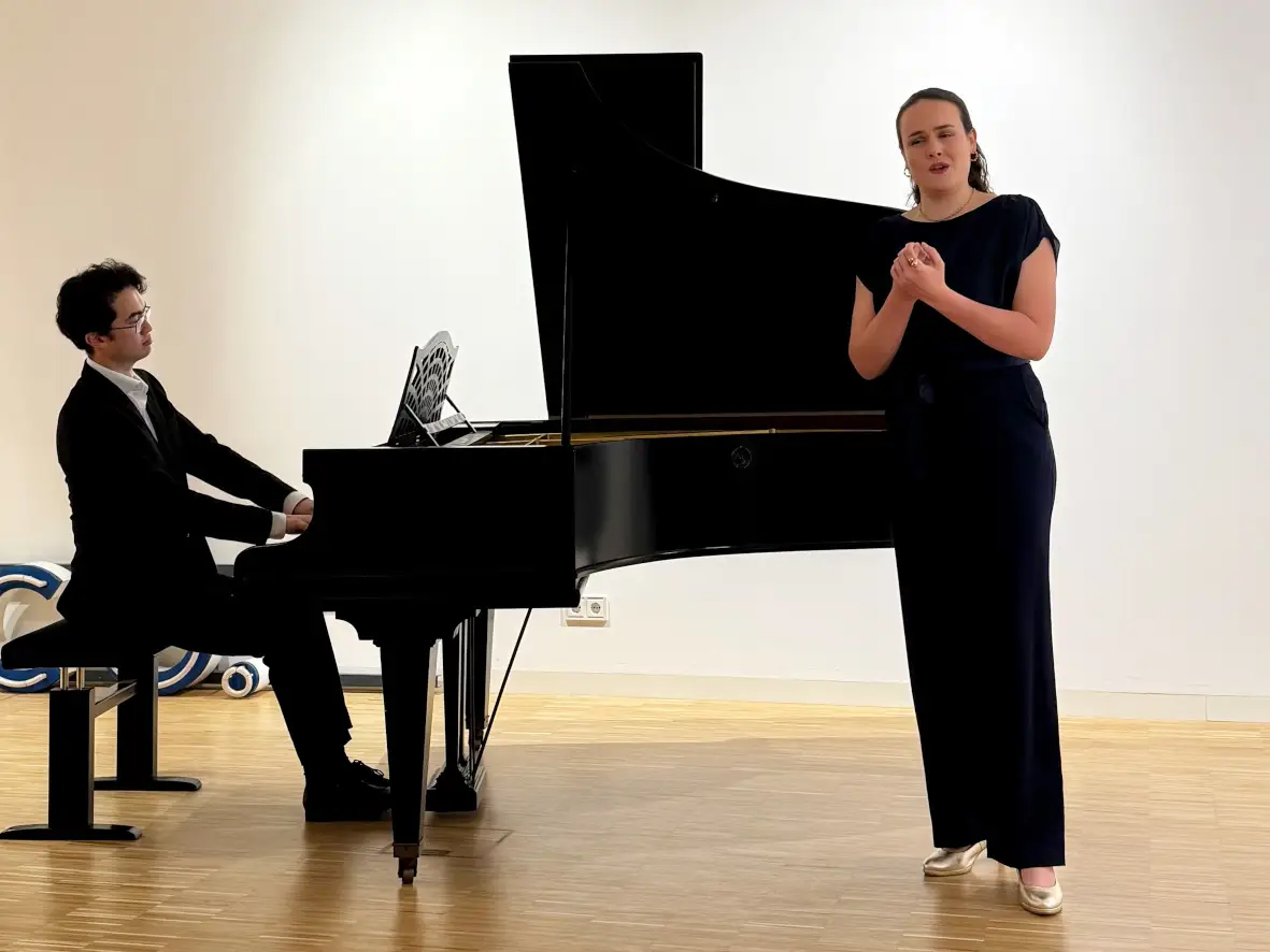 Mira Cöppikus und Victor Ferger überzeugten das Publikum beim Arien- und Liederabend im Museum.