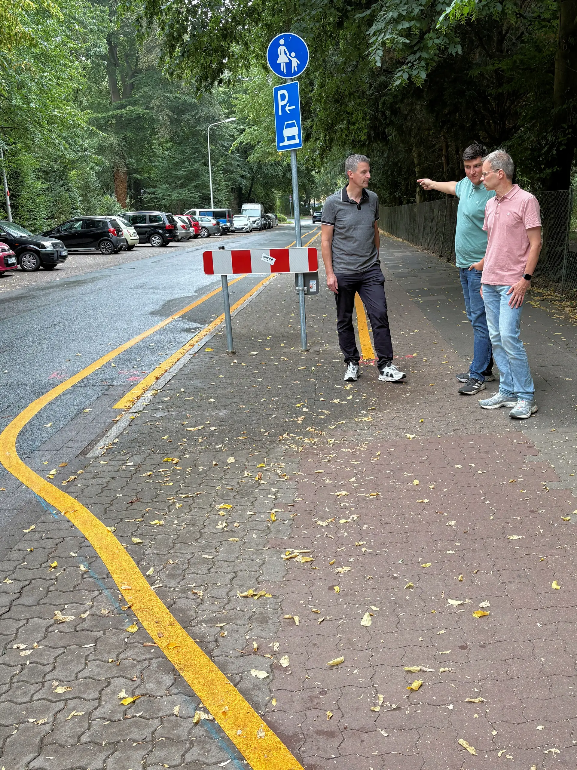 Mit Heiko Appelbaum (Zukunftsnetz Mobilität NRW, rechts) besuchten Bereichsleiter Gunnar Kelb (links) und der Radverkehrsbeauftragte Jonas Göber (Mitte) den neuen Verkehrsversuch in der Straße Marienglacis. Stadt Minden Presse- und Öffentlichkeitsarbeit Rathaus | Gebäudeteil Scharn Postanschrift: Kleiner Domhof 17 32423 Minden Telefon 0571 89 204 Fax 0571 89 243 s.lewerenz@minden.de
