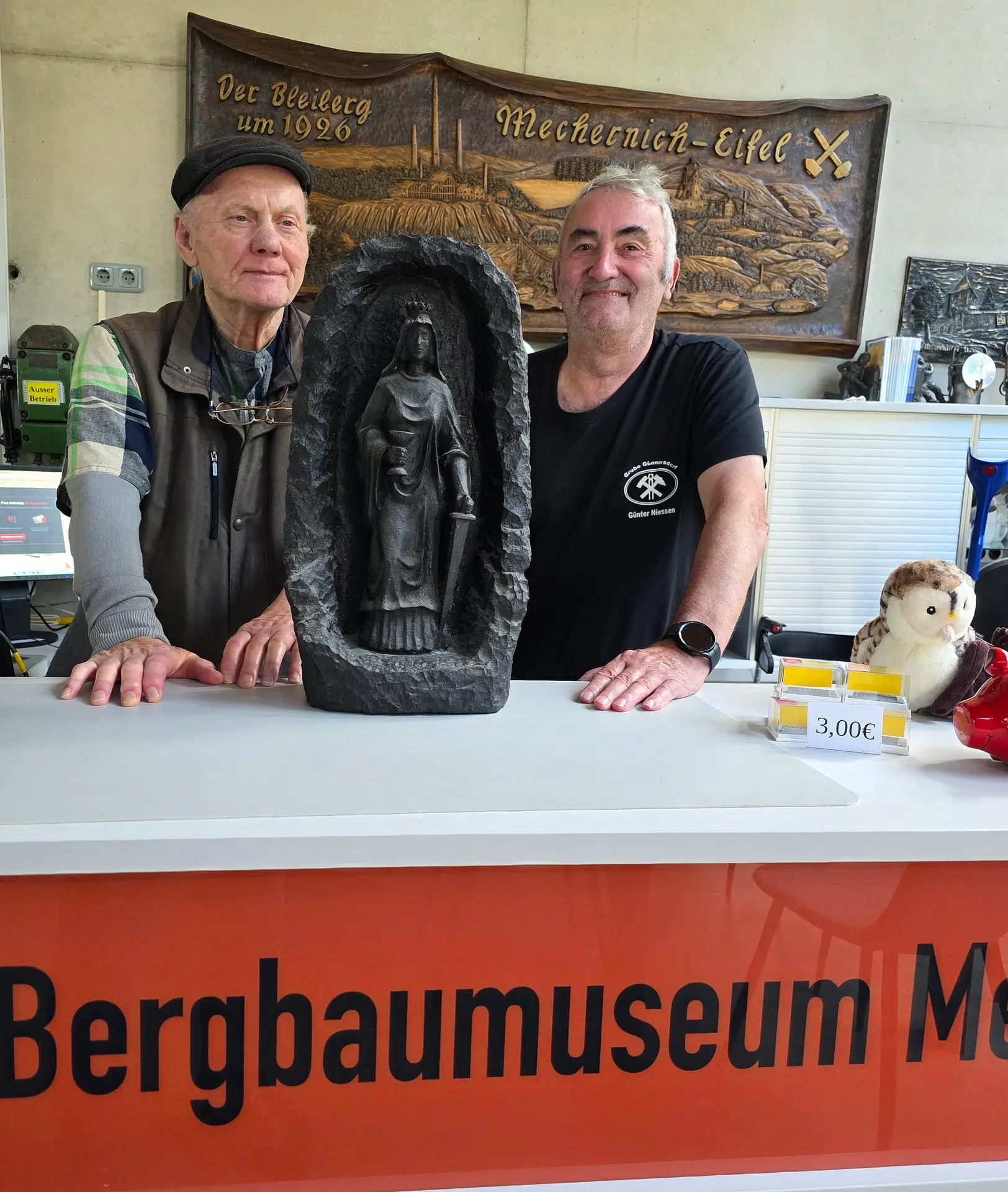 Die aus Steinkohle gehauene Figur erinnert zugleich an Bergbautradition, Glauben und gelebte Solidarität.