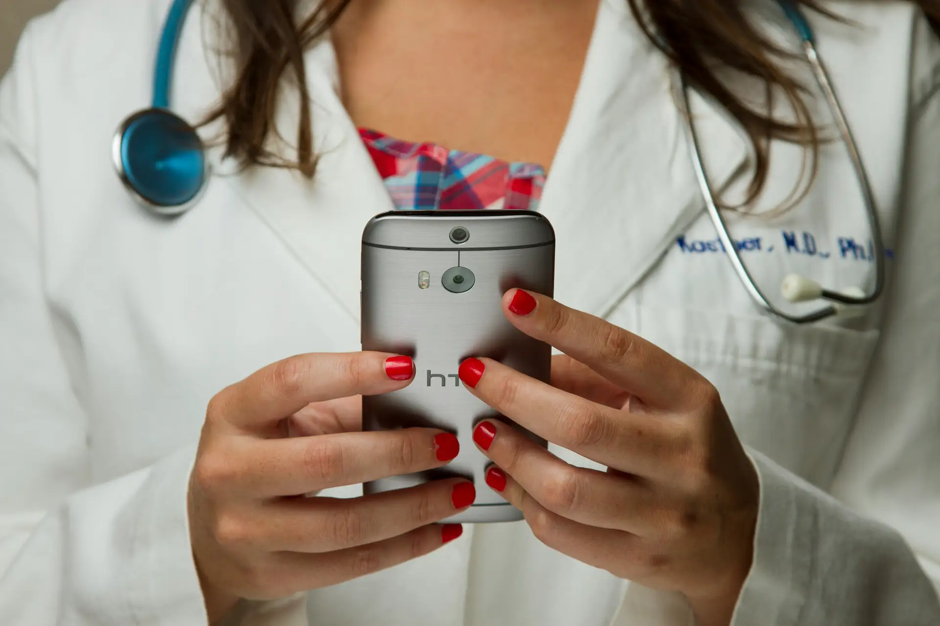 Digitale Gesundheit im Fokus: Drei kostenfreie Vorträge zu Gesundheits-Apps, KI in der Medizin und Bildschirmzeit. Bild: National Cancer Institute.