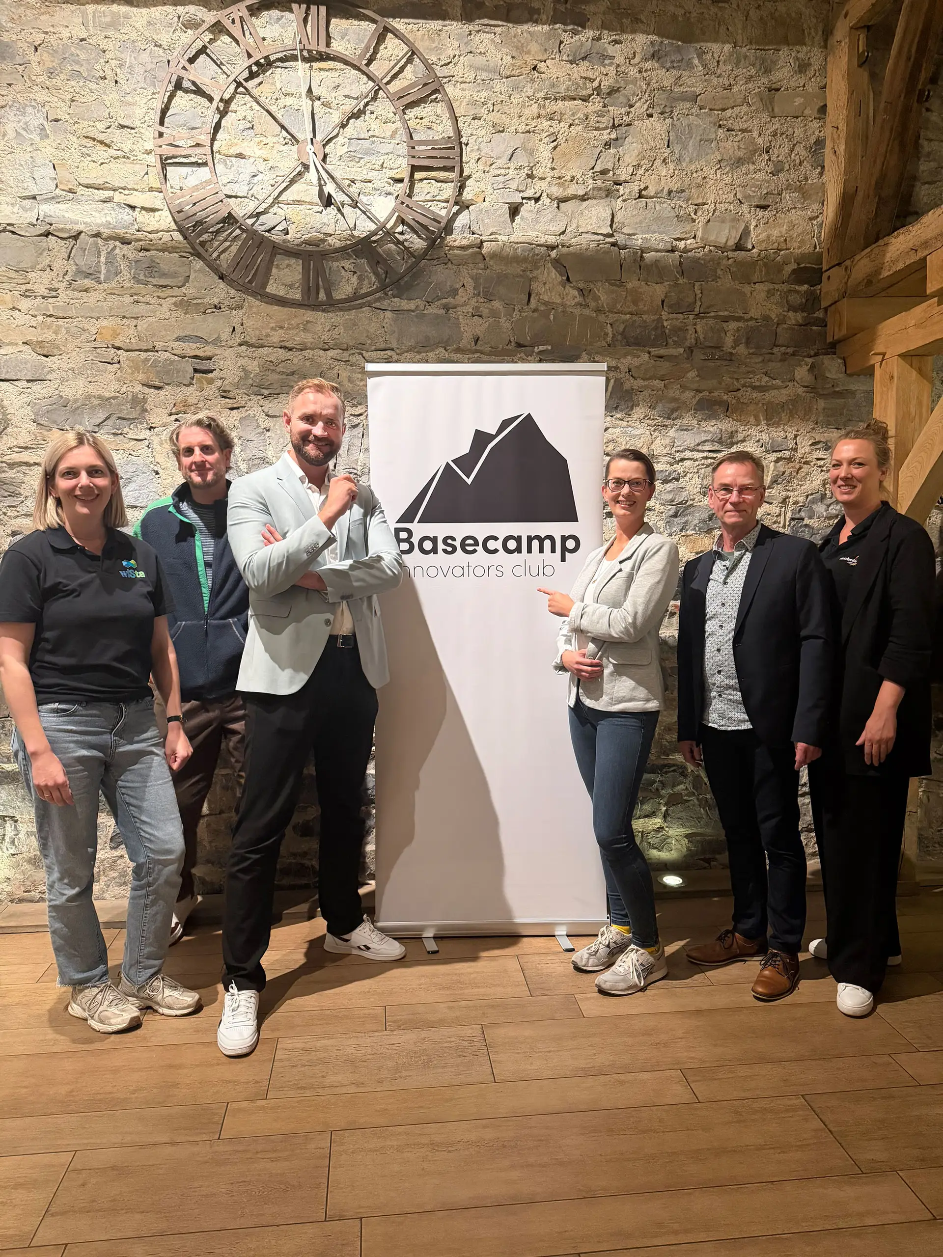 Organisatoren und Moderatoren des Basecamp-Festivals stehen gemeinsam für ein Gruppenfoto.