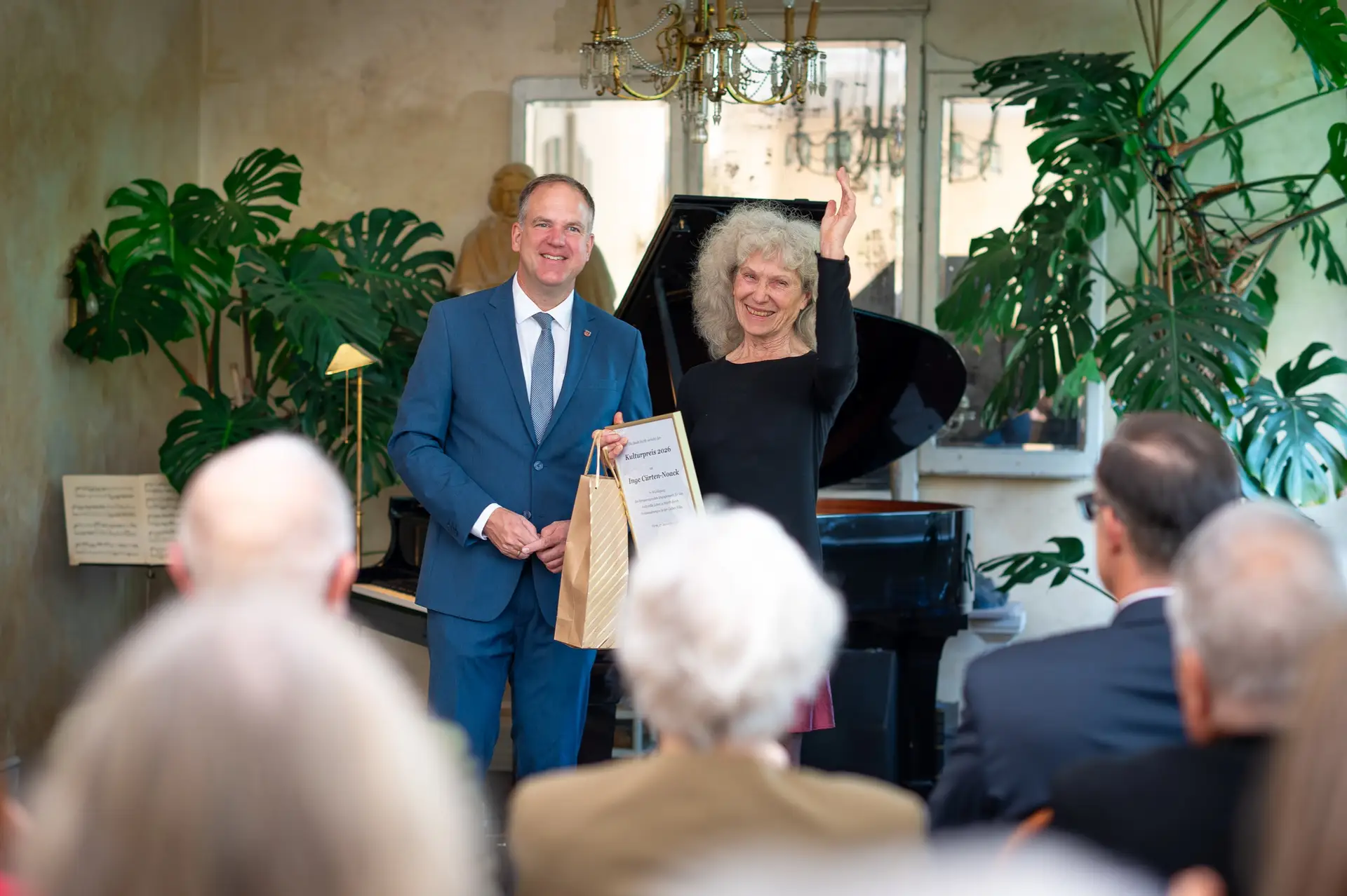 Bürgermeister Dirk Breuer mit der Kulturpreisträgerin 2026 Inge Cür- ten-Noack. Bild: Stadt Hürth/Giuseppe Piliero