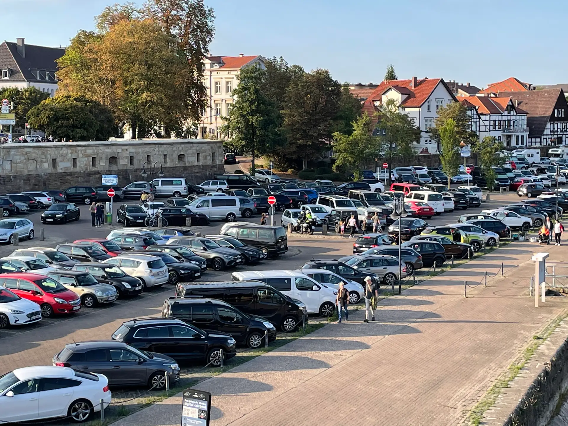 Tote Hosen in Minden auf Kanzlers Weide: Verkehr und Drohnenverbot im Blick