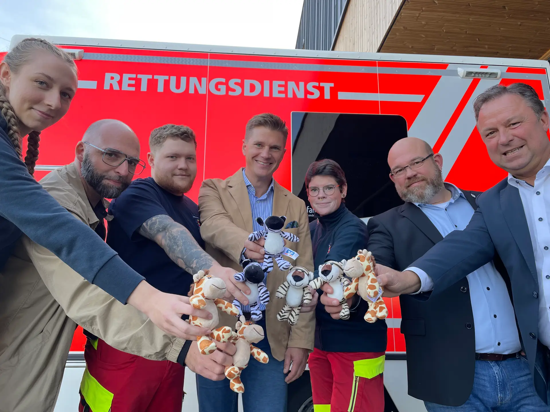 Frank Segref überreicht Plüschtiere an sechs Mitarbeitende des Rettungsdienstes und des Kreises Olpe.