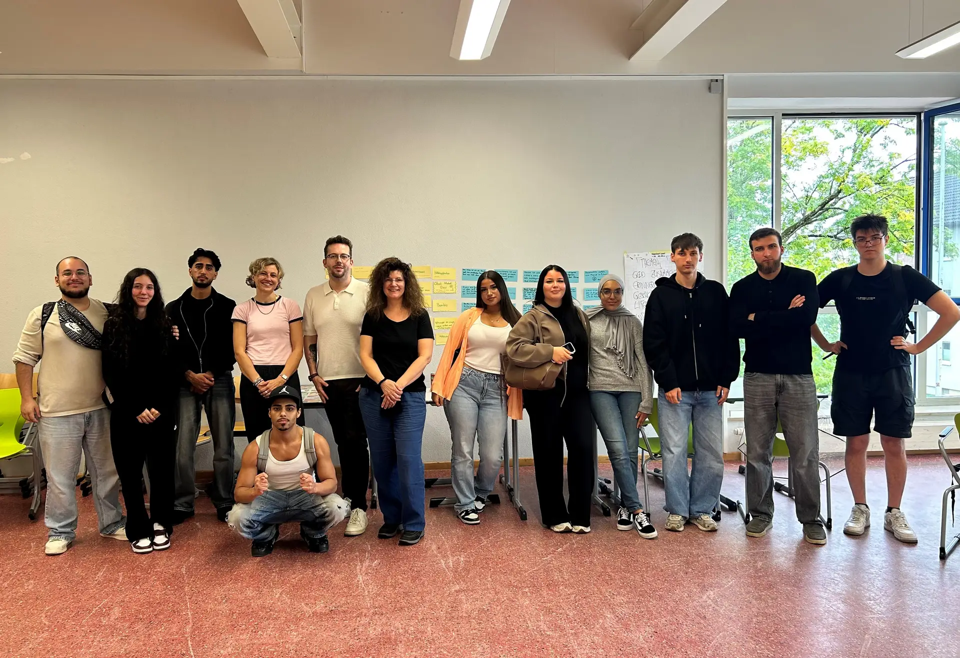 Unter der Leitung der Deutschlehrerin Carolina Witte (4.v.l.), des Workshopleiters Henrik Szántó (5.v.l.) und von Marion Rosenberg aus dem KI (6.v.l.) konnten die Teilnehmenden selber kreativ werden.