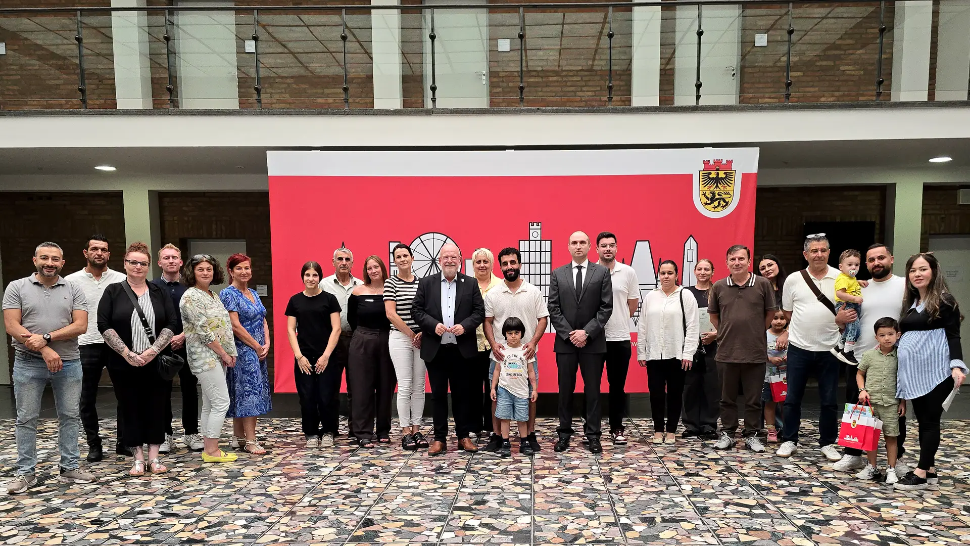 25 Menschen erhalten Einbürgerungsurkunden im Dürener Rathaus