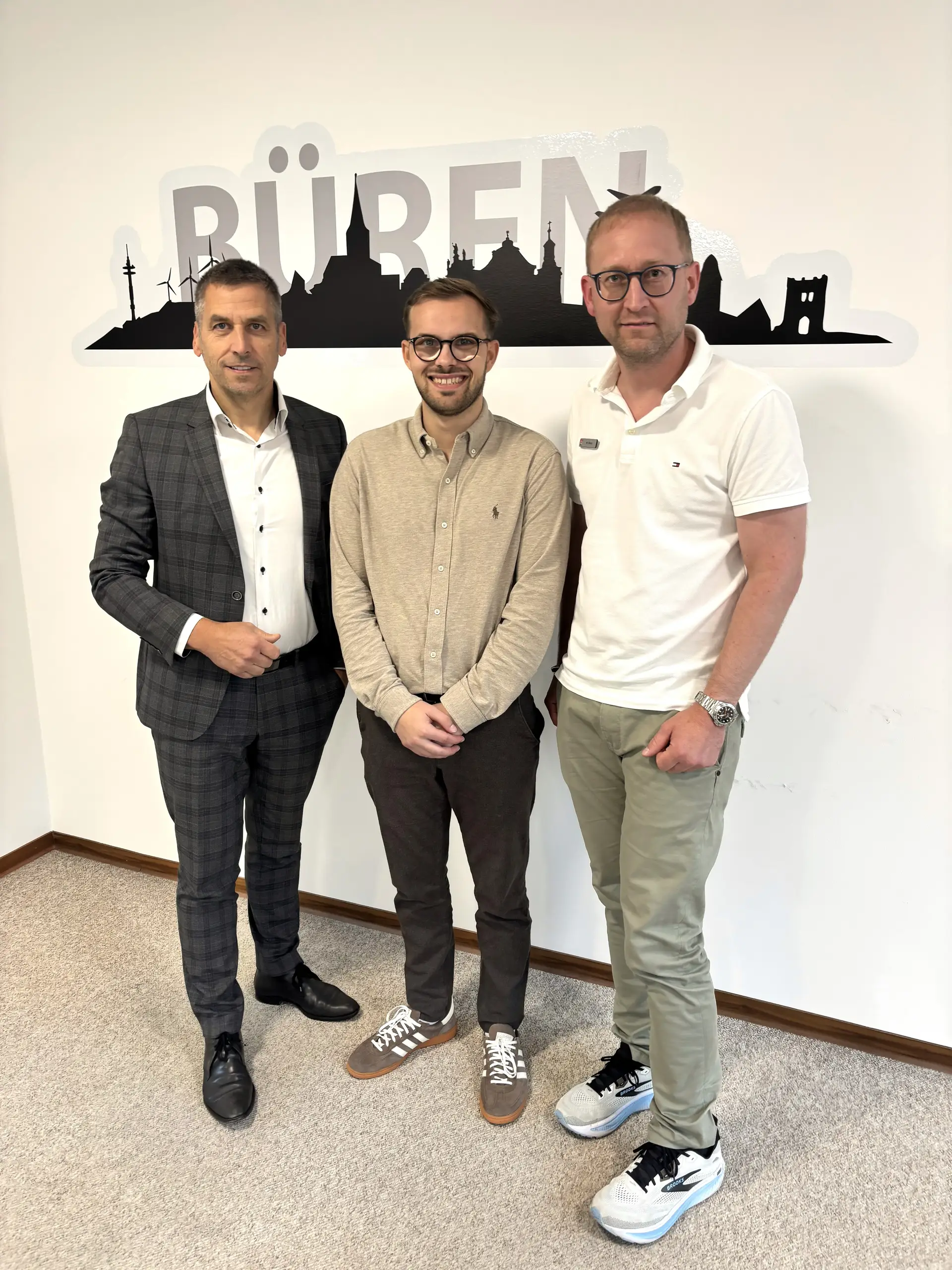 Staffelübergabe im Rathaus (v. l.): Bürgermeister Burkhard Schwuchow, Jan Henrik Gollers und Manuel Krenz.