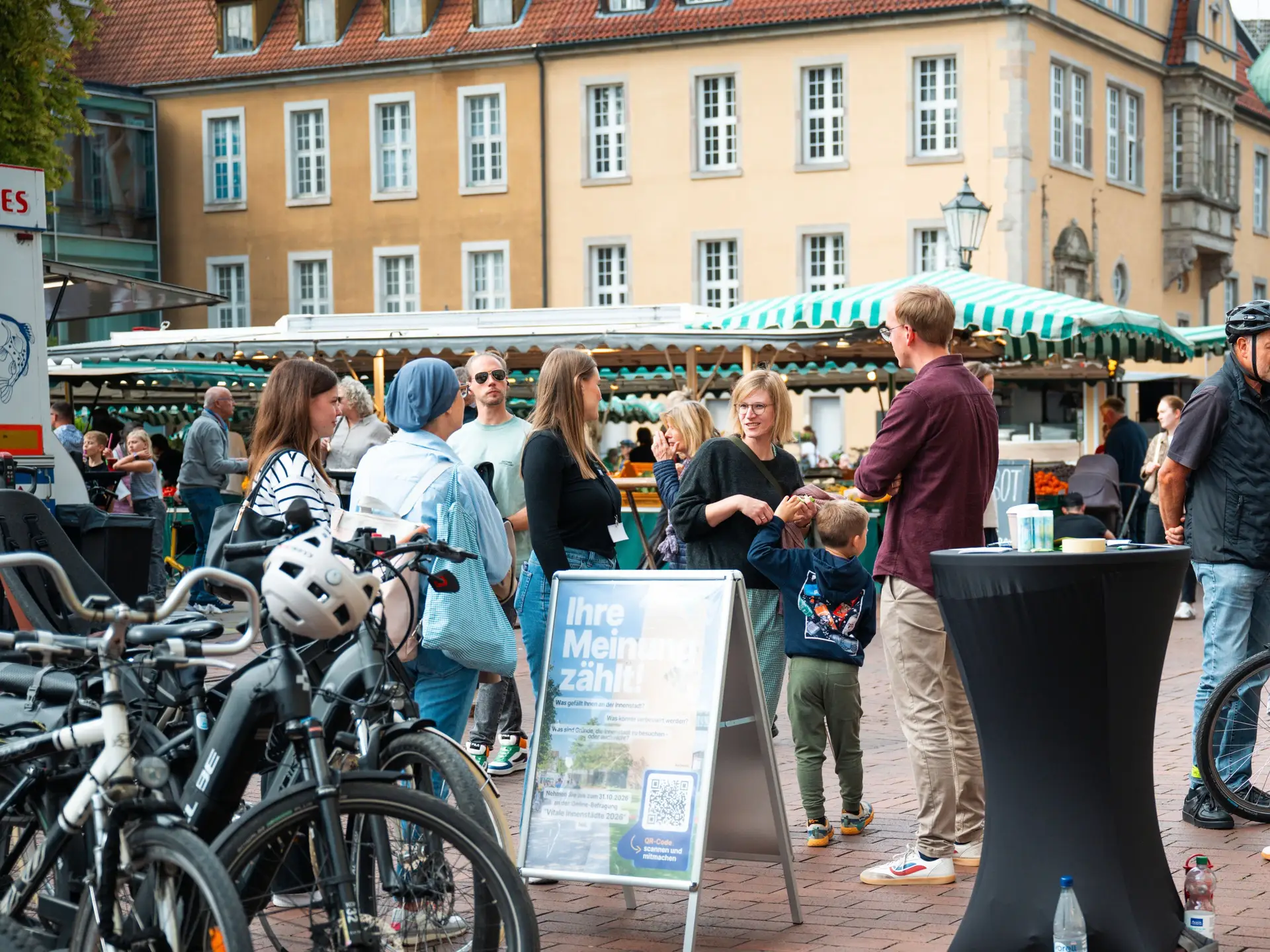Kam auf dem Gütersloher Wochenmarkt mit Bürgerinnen und Bürgern zum Thema Innenstadt ins Gespräch: Pascal Gehle (Mitte) aus dem Fachbereich Stadtplanung, der zum Team Zentrenmanagement gehört.