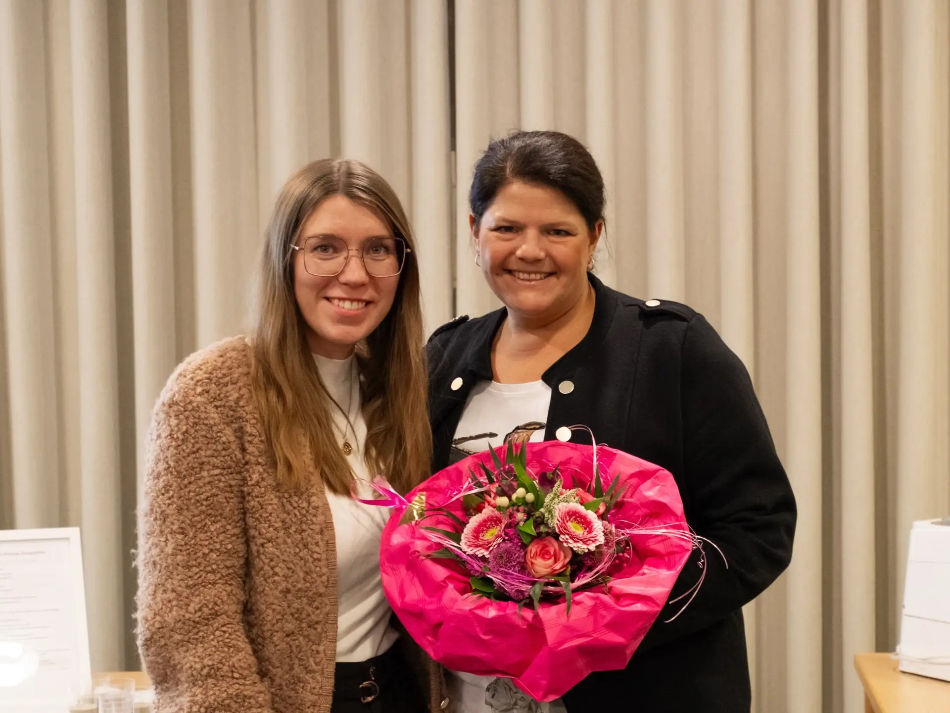 Zyklusbewusste Ernährung bietet die Möglichkeit, Wissen und Genuss miteinander zu verbinden: Gleichstellungsbeauftragte Elena Beule (li.) mit der Ernährungsberaterin Katrin Funke.