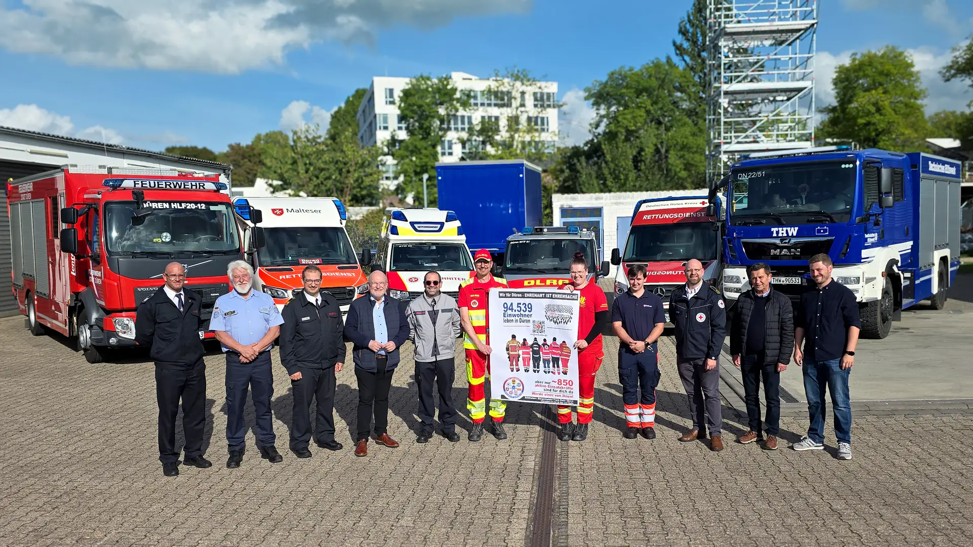 „Wir für Düren - Ehrenamt ist Ehrensache" - Gemeinsame Kampagne wirbt um Nachwuchs für Dürener Hilfsorganisationen. Schirmherr der Aktion ist Bürgermeister Frank Peter Ullrich (4.v.l.).