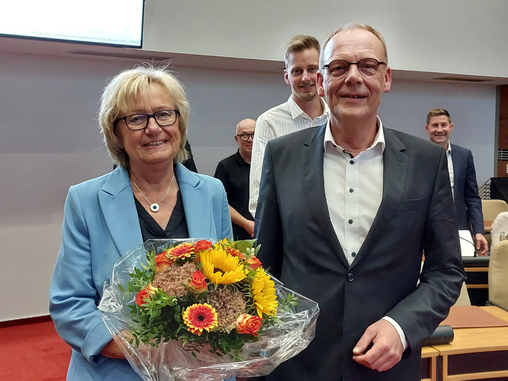 Meschedes Bürgermeister Christoph Weber verabschiedete in der jüngsten Ratssitzung Gisela Bartsch als Leiterin des Fachbereichs Generationen, Bildung und Freizeit.