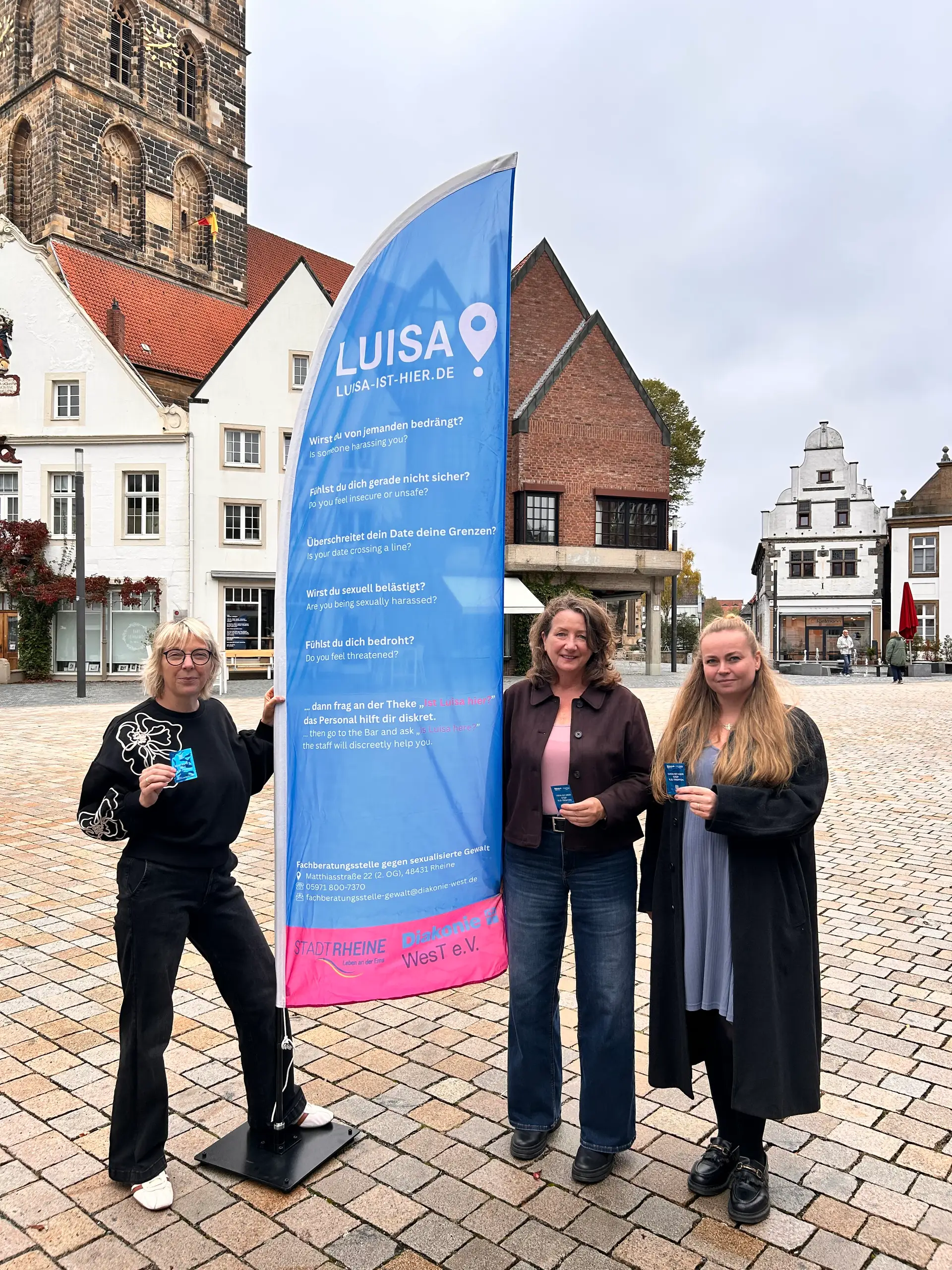 Das Team der Gleichstellungsstelle der Stadt Rheine und der Frauenberatungsstelle des Kreises Steinfurt informiert auf der Rheiner Herbstkirmes über die Aktion „Luisa ist hier!“.
