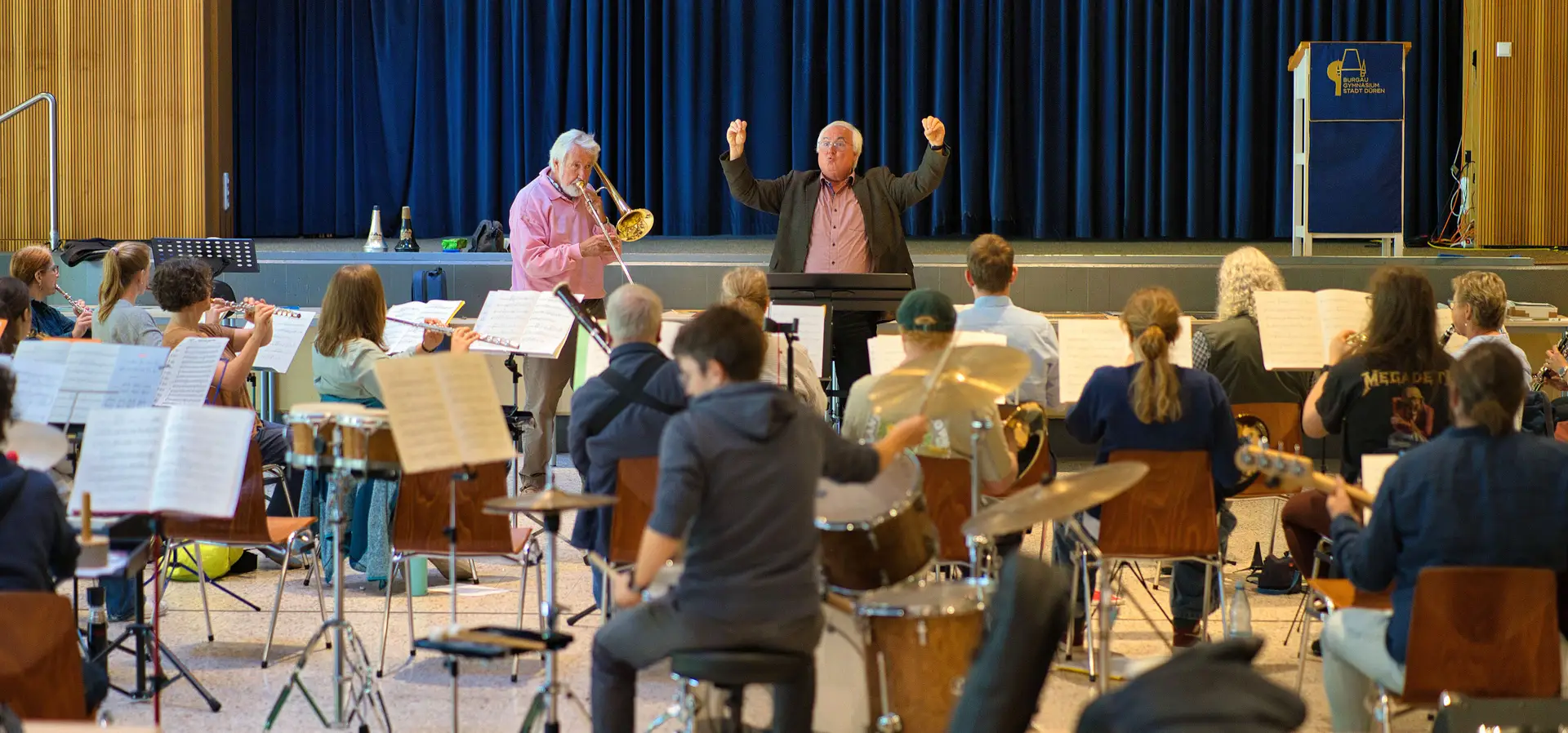 Rund 70 Musikerinnen und Musiker musizieren beim Jazz-Workshop gemeinsam mit dem Jazzposaunisten Jiggs Whigham und Renold Quade.
