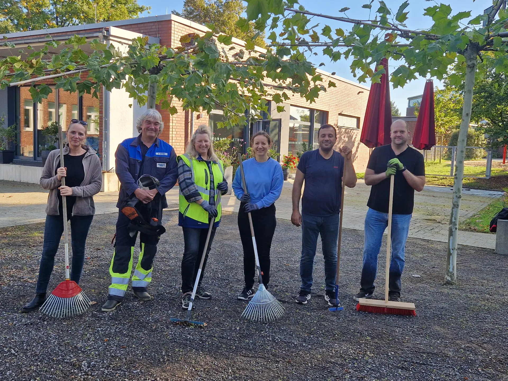 Sechs Mitarbeiterinnen und Mitarbeiter der Stadtwerke Ratingen engagieren sich beim Social Day für das Außengelände des Mehrgenerationentreffs in Tiefenbroich.