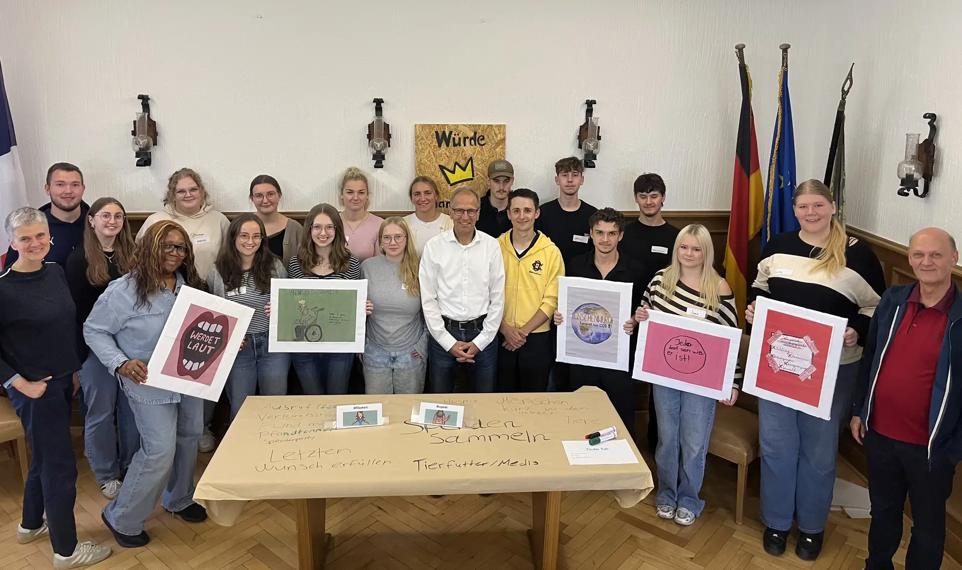 Die Auszubildenden der Stadt Brilon mit Bürgermeister Dr. Bartsch Text: Presse- und Öffentlichkeitsarbeit Stadt Brilon