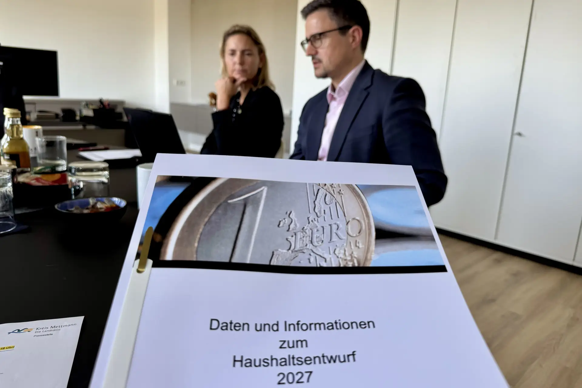 Landrätin Dr. Bettina Warnecke und Kreiskämmerer Christian Schölzel haben am 15. Oktober 2026 den Kreishaushalt eingebracht.