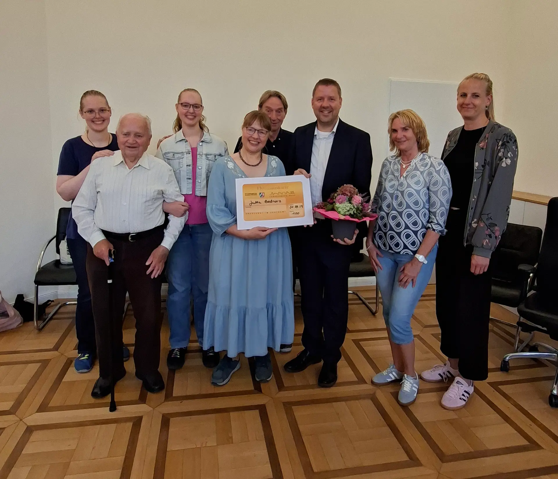 Frau Bednarz mit ihrer Familie, Herrn Andreas Müller Geschäftsführer der Tafel, Bürgermeister Dirk Weise, Frau Sabine Dettmann, Teamleitung Bildung, Kultur, Stadtmarketing, Frau Adriane Miksa Team Kultur