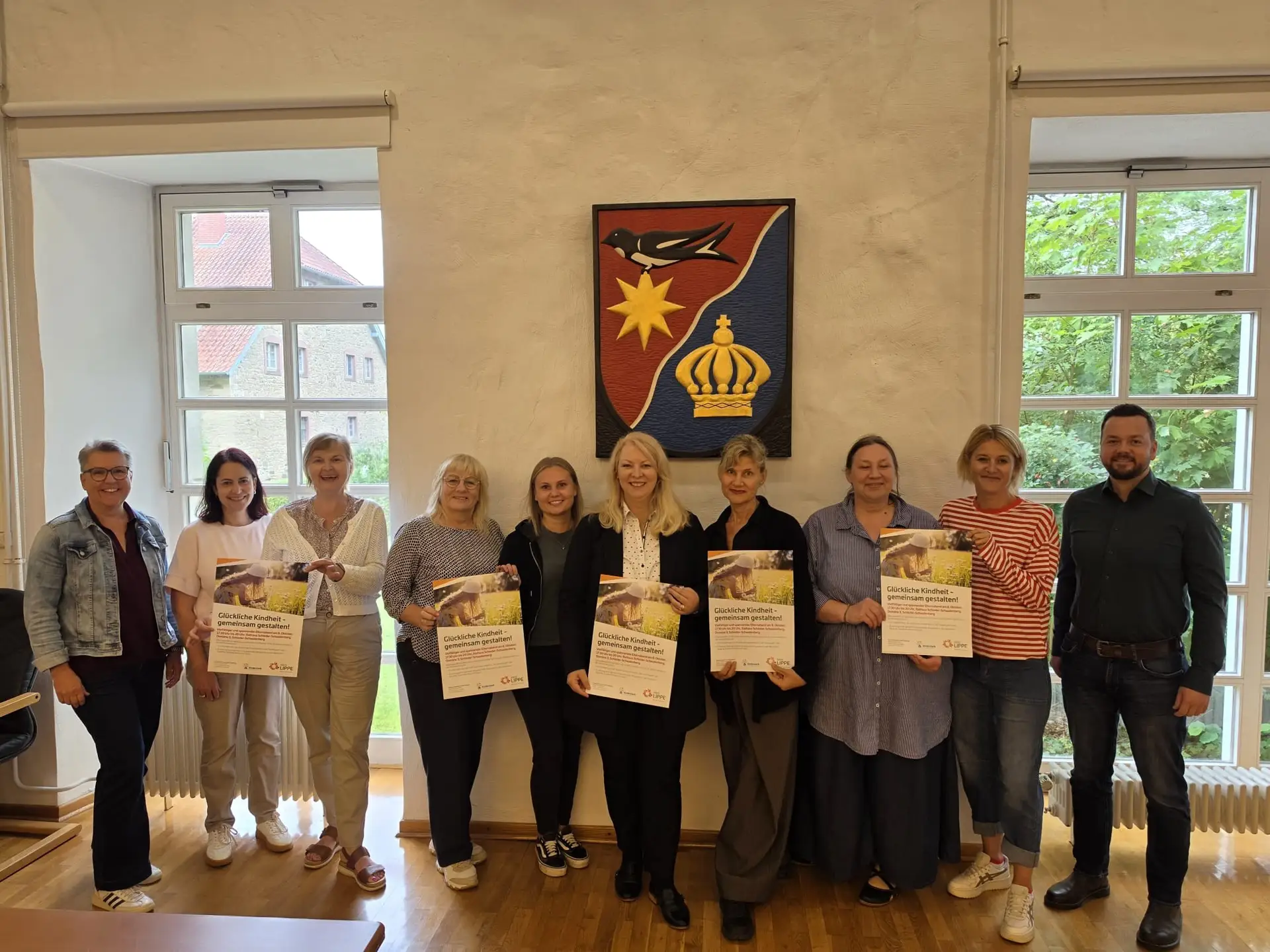 Gruppenfoto mit mehreren Personen von links, im Rahmen des ElternabendPLUS in Schieder-Schwalenberg.